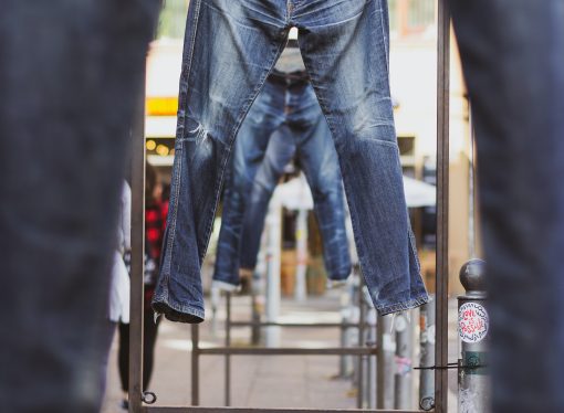 The Do’s and Don’ts of Wearing Jeans and a White T-Shirt to Work