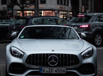 Mercedes’ Strategy in China: The Success of S-Class Sales Amidst Electric Vehicle Expansion