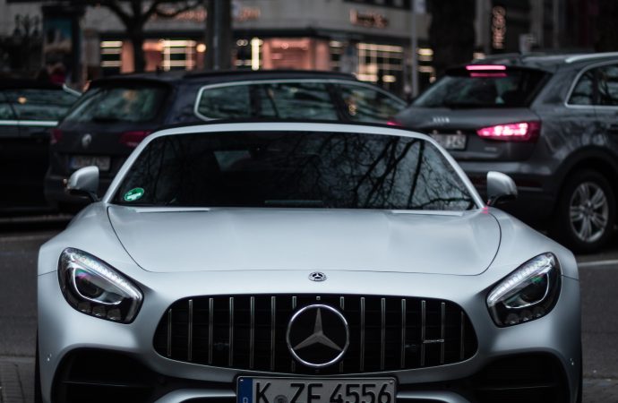 Mercedes’ Strategy in China: The Success of S-Class Sales Amidst Electric Vehicle Expansion