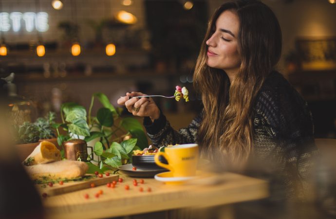 The Art of Mindful Eating: How Eating Mindfully Can Improve Your Health and Happiness