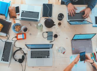 FOMO vs. JOMO: Why Social Media Could be Killing Our Ability to Be Present in Our Relationships