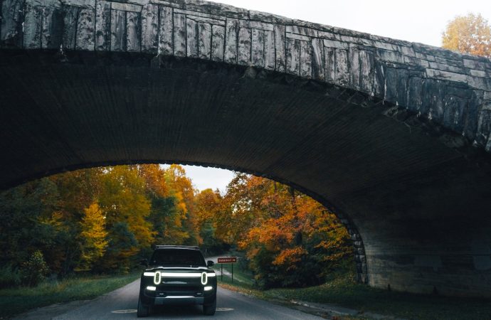 Rivian R1S EV Overcomes Challenges: A Debugged Startup Wonder Set to Revolutionize the Electric SUV Market