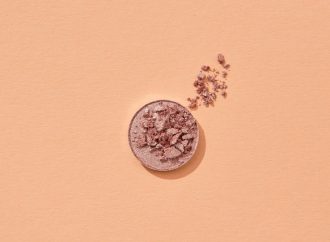 Broken Eyeshadow? No Problem! Follow These Simple Steps from Makeup Artists