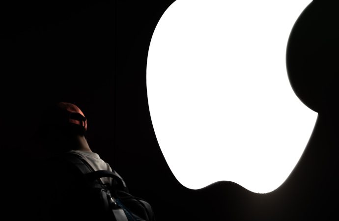 Apple’s Downgrade Dampens Analyst Sentiment, Reaching a 2-Year Low in Bullish Ratings