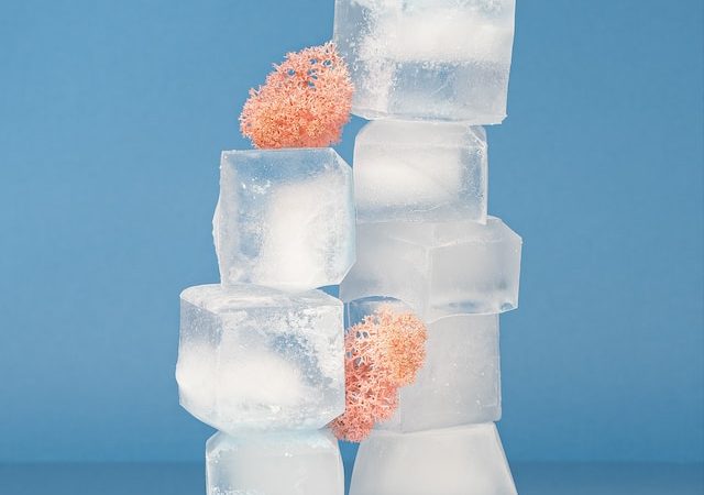 The Science Behind Skin Icing: How It Boosts Collagen Production and Tightens Pores