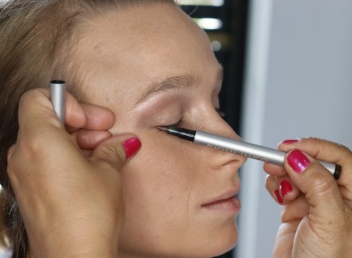 Customize Your Look: DIY Eye Liner from Eye Shadow in 5 Quick and Easy Steps