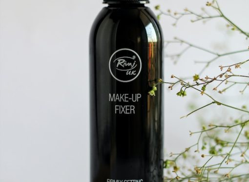 Powder or Spray? The Pros and Cons of Setting Products Revealed