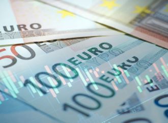 Euro Weakens on Inflation Bets, ECB Rate Outlook