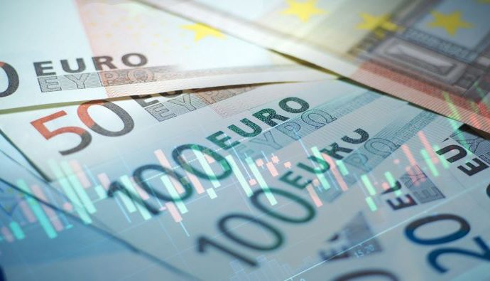 Euro Weakens on Inflation Bets, ECB Rate Outlook