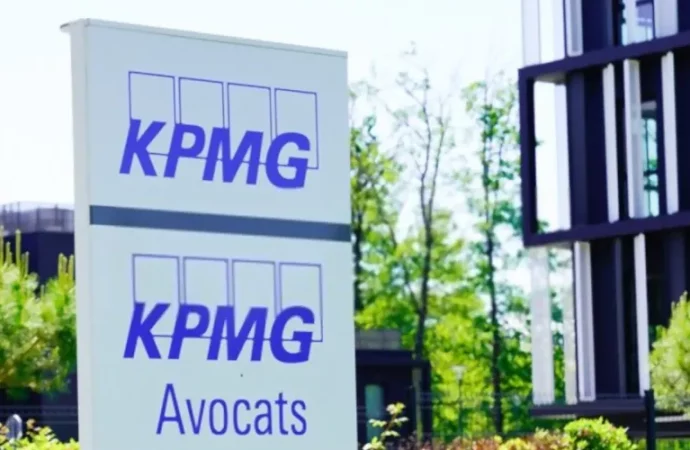 KPMG Cuts US Partner Pay During Gardening Leave Amid Poaching Battle