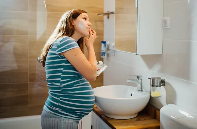 Glowing Safely: Crafting a Pregnancy-Safe Skin Care Routine for Expecting Moms