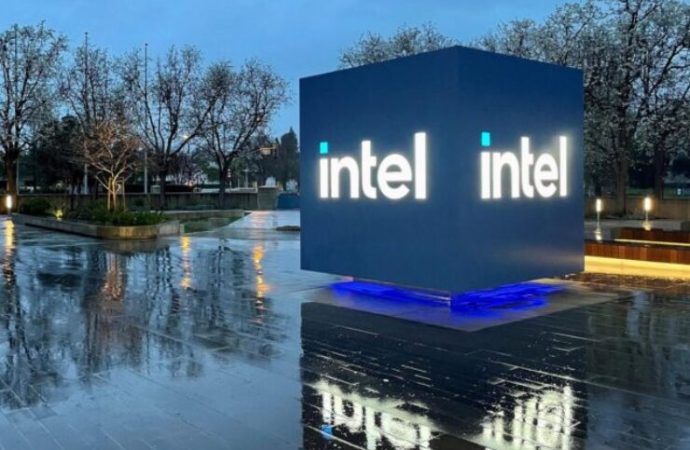 Intel Shares Rise on PC Chip Recovery, Bolstering Earnings