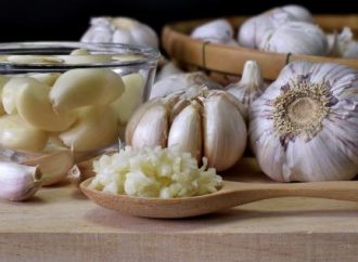 Garlic’s Dandruff Detox: A Simple Solution for a Flake-Free Scalp