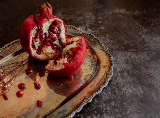 Mastering Pomegranate Cutting and Seed Extraction