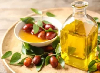 Nourish & Flourish: Susun Weed’s Guide to the Top 5 Jojoba Oils for Thick, Lustrous Tresses