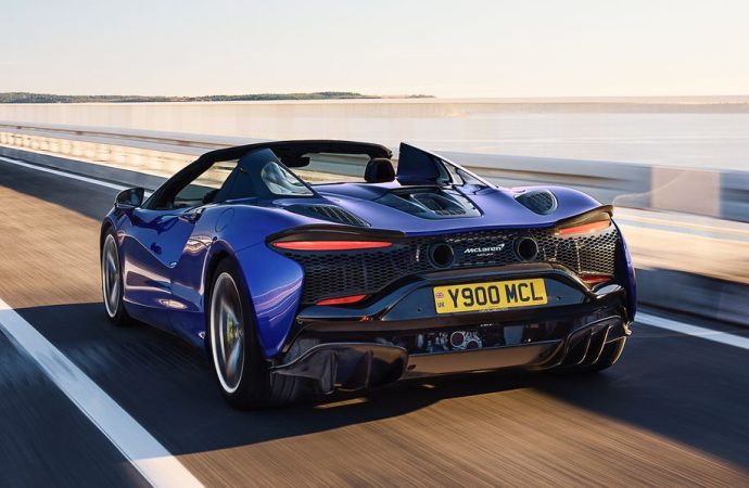 Revolutionizing Performance: 2024 McLaren Artura Unveiled