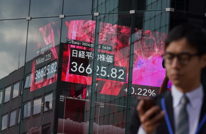 Nikkei Hits 34-Year High Fueled by Weak Yen in Japan