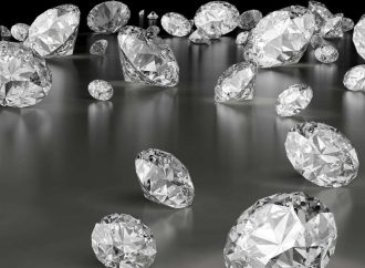 “De Beers’ Diamond Output Declines Due to Production Cut Amid Recovery Challenges”