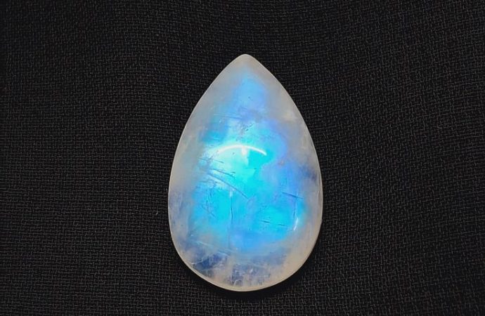 Moonstone Magic: Unlocking Its Healing Powers and Everyday Uses