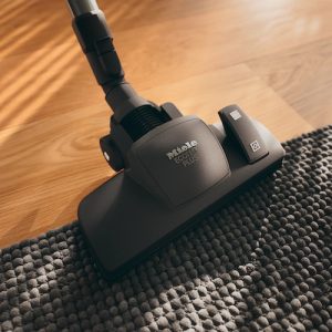Vacuum cleaner with bag